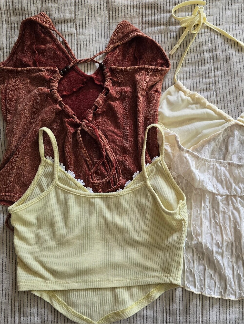 Lot Of 3 V Neck Crop Tops Butter Yellow Rust Daisy Size Small - Picture 5 of 5